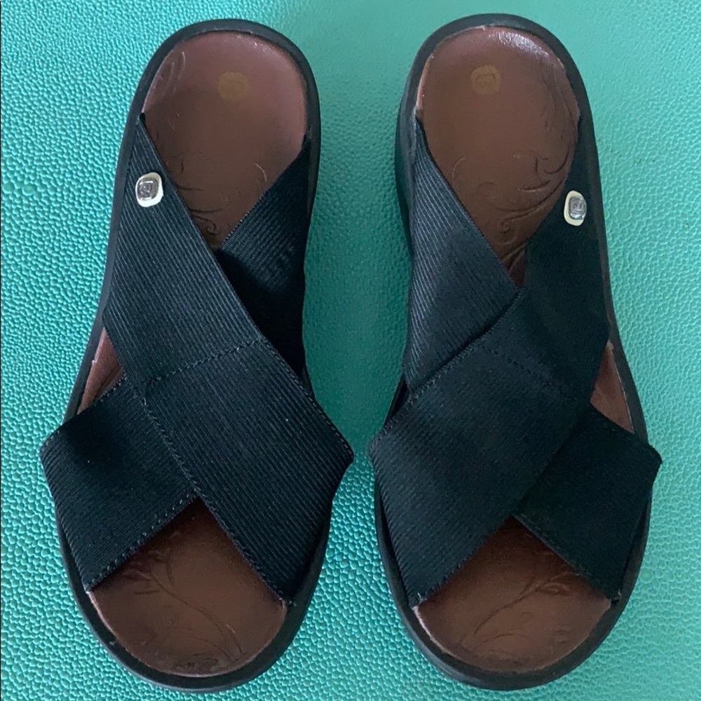 Zees Black slip ons size 6
